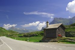 Panorama della strada che conduce al passo del San Bernardino, Svizzera. Il passo non è transitabile da novembre ad aprile per chiusura invernale.
