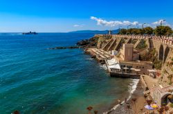 Panorama della terrazza Giovanni Bovio e del faro di Rocchetta a Piombino, Toscana. Sullo sfondo l'isola d'Elba.

