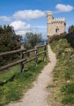 Panorama della torre Magdala nelle campagne di Rennes-le-Chateau, Francia. Questo monumento neomedievale è stato costruito per volontà dell'abate Bérenger Saunière ...