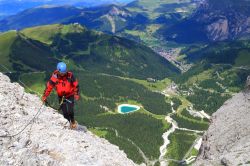 Panorama della Val Gardena da una ferrata del gruppo Sella in Alto Adige. Per la sua prevalente identità ladina, questa vallata è considerata parte integrante della Ladinia.
