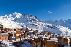 Panorama della Val Thorens, Francia, con le montagne ricoperte di neve. Il comprensorio fu aperto nel Natale del 1971.

