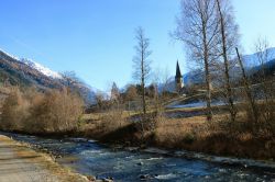 Panorama della vallata di Verbier con la chiesa del borgo sullo sfondo, Svizzera.



