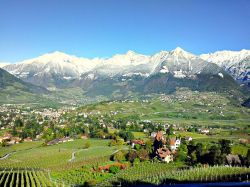 Panorama della valle del fiume Adige nella zona di Tirolo (Dorf Tirol) - Huberbe - CC BY 3.0, Wikipedia