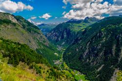 Panorama della Valtournenche nella zona a nord di Antey-Saint-André in Valle d'Aosta