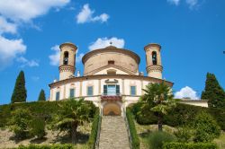 Panorama della vecchia abbazia di Madonna di Belvedere a Città di Castello, Umbria, Italia. Il santuario, costruito fra il 1669 e il 1684 su progetto di Gabrielli e Barbioni, ha pianta ...