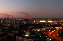 Panorama della zona industriale di Wolfsburg con le ciminiere della Volkswagen