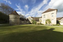 Panorama dell'abbazia di Fontenay, Montbard (Francia). Nel 1905 venne acquistata e ristrutturata da Edouard Aynard - © Davesayit / Shutterstock.com