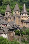 Panorama dell'abbazia di Sainte-Foy a Conques, Francia. Viene considerata un capolavoro dell'architettura romanica del sud della Francia oltre ad uno dei primi edifici religiosi coperti ...