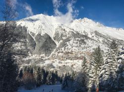 Panorama dell'Alpe d'Huez, località sciistica in Francia. E' famosa come sede di arrivo di tappa del Tour de France.

