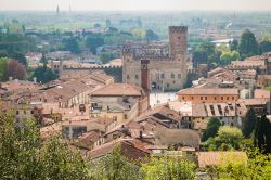 Panorama dell'antica città di Marostica con la torre bassa del castello che sovrasta Piazza degli Scacchi, Veneto - © pointbreak / Shutterstock.com