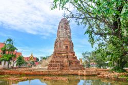 Panorama dell'antica pagoda al Wat Mahathat Temple di Suphan Buri, Thailandia. Il tempio della Grande Reliquia ha avuto origine nel 1374 quando il re Borommaracha I° eresse un tempio ...