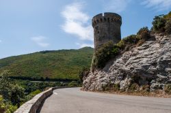 Panorama dell'antica Torre dell'Osse, Cagnano (Corsica). E' una delle 85 torri presenti in Corsica, utilizzate come rete di controllo e presidiate da uomini scelti fra gli abitanti ...