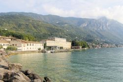 Panorama dell'antica Villa Bettoni sulle sponde del lago di Garda a Gargnano, Lombardia, Italia. Il primo proprietario fu il conte Antonio Giovanni Bettoni che la fece edificare nel 1749 ...