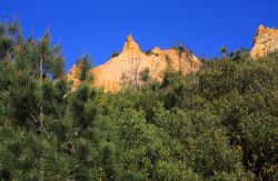 Panorama dell'Arriba Fossil Natural Park a Costa da Caparica, Portogallo. Geologicamente quest'area è formata da una successione di strati di rocce sedimentarie.



