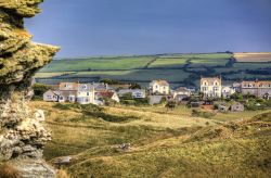 Panorama delle campagne intorno al castello di Tintagel in Inghilterra.