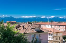 Panorama delle case di Fossano e vista sulle Alpi del cuneese