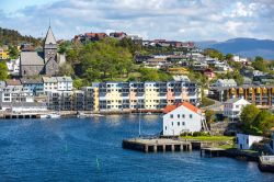 Panorama delle case e della chiesa di Kristiansund, Norvegia.
