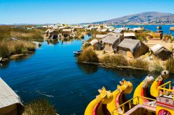 Panorama delle isole galleggianti degli Uros con le tipiche imbarcazioni, Puno, Perù.

