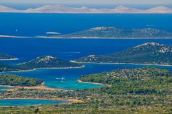 Panorama delle isole Kornati, arcipelago della Dalmazia, Croazia. L'isola Incoronata, la maggiore per estensione, occupa da sola due terzi del parco nazionale istituito nel 1980.


