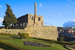 Panorama delle rovine del castello costruito nel XV° secolo dal re Alfonso I°, Barcelos, Portogallo. Il palazzo cominciò ad andare in decadenza nel XVII° secolo, decadenza ...