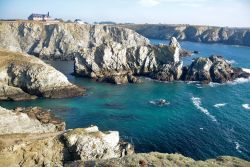 Panorama delle scogliere a Belle Ile en Mer, Francia. L'siola ha una superficie di circa 84 chilometri quadrati ed è circondata dall'Oceano Atlantico.

