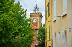 Panorama delle tipiche case di Aubagne (Francia) con la torre dell'orologio sullo sfondo - © Eleni Mavrandoni / Shutterstock.com