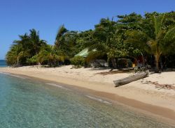 Panorama delle trasparenti acque tropicali di Cayo Menor nell'arcipelago naturale di Cayos Cochinos, Honduras. Un suggestivo scorcio panoramico di quest'isola su cui sono presenti fra ...