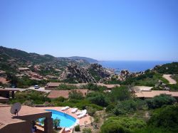 Panorama delle ville nella macchia mediterranea a Costa paradiso in Sardegna - © journalix73, CC BY-SA 3.0, Wikipedia