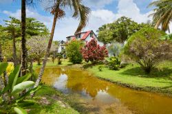 Panorama dell'ex piantagione Frederiksdorp lungo il fiume Commewijne vicino a Paramaribo, Suriname.
