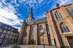 Panorama dell'imponente chiesa di San Lamberto a Dusseldorf, Germania. E' uno dei simboli di questa città della Renania Settentrionale-Vestfalia.
