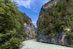 Panorama dell'ingresso della Gola Aare nella valle di Hasli a Bernesr Oberland, Svizzera. Situata fra Meiringen e Innertkirchen, è profonda circa 200 metri e larga 1 metro nel suo ...