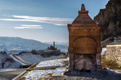 Panorama dell'Ishak Pasha Palace con la moschea di Dogubeyazit, distretto di Agri (Turchia).
