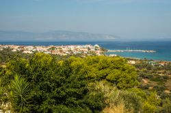 Panorama dell'isola di Angistri, Grecia. Il paesaggio naturale offre distese di pini e di macchia mediterranea - © siete_vidas / Shutterstock.com