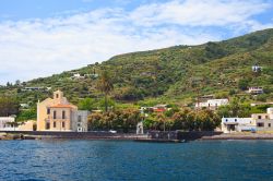 Panorama dell'isola di Salina, Sicilia - Grazie a sentieri sparsi un pò su tutta l'isola si possono ammirare splendidi scenari naturalistici: questo territorio rientra infatti ...