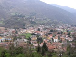 Panorama dellla cittadina di Casazza in Lombardia - © Ago76 - CC BY-SA 3.0, Wikipedia