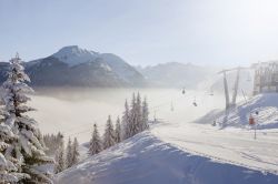 Panorama dello ski resort di Morzine con la neve sugli alberi alla mattina, Portes du Soleil (Francia).

