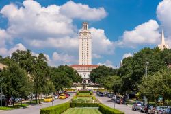 Panorama dell'Università del Texas con i viali alberati, Austin (USA).
