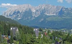 Panorama di  Bad Mitterndorf e le Alpi della Stiria in Austria - © Martin Geisler - GFDL, Wikipedia