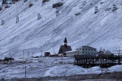 Panorama di  Longyearbyen, isole Svalbard, Norvegia.  Questo villaggio di circa 2200 abitanti è stato fondato nel 1906 da John Munro Longyear da cui prese il nome. Distrutta ...