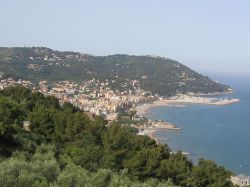 Panorama di Andora e la sua baia, riviera di Ponente, Liguria - © Incola, CC BY-SA 3.0, Wikipedia