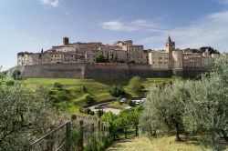 Panorama di Anghiari, Toscana: le abitazioni in mattoni e le strade lastricate fanno sembrare che il tempo si sia fermato al Medioevo.
