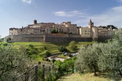 Panorama di Anghiari, Toscana: le abitazioni in mattoni e le strade lastricate fanno sembrare che il tempo si sia fermato al Medioevo.
