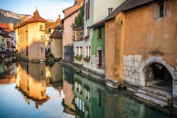 Panorama di Annecy, Francia, in una giornata autunnale. Oltre ai famosi canali, Annecy possiede un centro storico perfettamente conservato con edifici di pregevole fattura.



