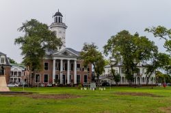 Panorama di antichi edifici nel centro di Paramaribo, Suriname, in una giornata nuvolosa (America).

