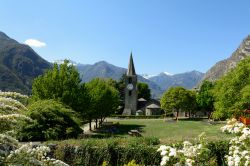 Panorama di Arnad e la chiesa di St. Martin in Valle d'Aosta