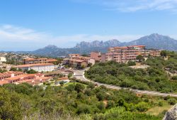 Panorama di Arzachena con le montagne sullo sfondo, Sardegna. Siamo nella parte nord occidentale della Sardegna, nello storico territorio della Gallura.



