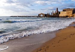 Panorama di Avola con il mare e le rovine della Tonnara, Sicilia. L'edificio dedicato alla lavorazione del tonno venne costruito ai primi del 1600 assieme al borgo limitrofo.


