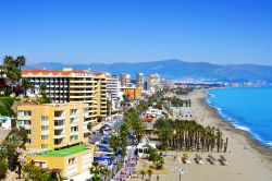 Panorama di Bajondillo Beach a Torremolinos, Spagna. Sabbia giallo scuro per questa spiaggia urbana di Torremolinos, una delle località balneari più frequentate in Andalusia. Oltre ...