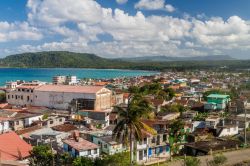 Veduta panoramica di Baracoa e della sua baia. La città nella provincia di Guantànamo conta circa 50.000 abitanti.