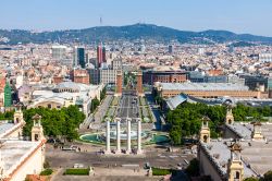 Panorama di Barcellona dalla colina del Montjuic, Spagna. Da questo promontorio di 177 metri situato a sud di Barcellona, nei pressi del porto industriale, si può ammirare la città. ...